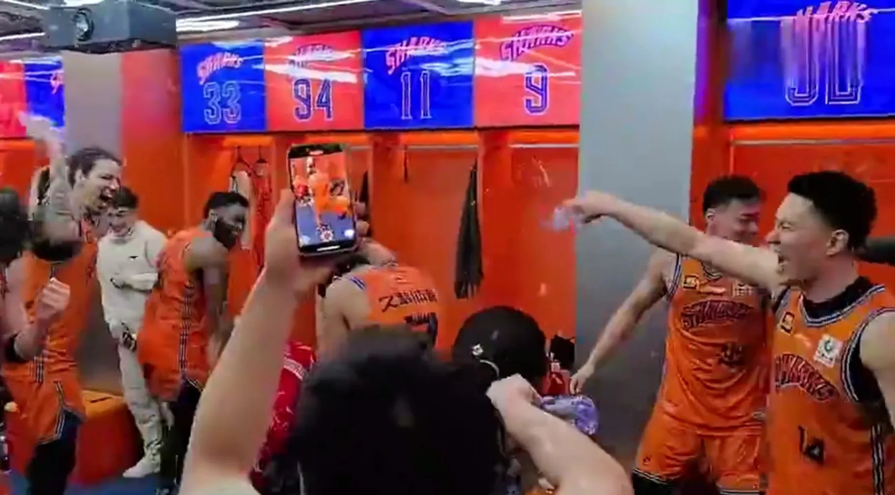 现场观赛瞬间紧张刺激,球迷情绪高涨 现场观赛瞬间紧张刺激,球迷情绪高涨