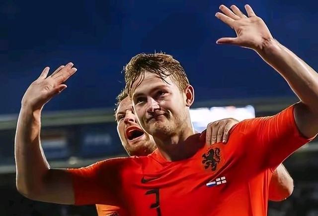 包含阿根廷逆转罗马，德利赫特打破历史纪录的词条